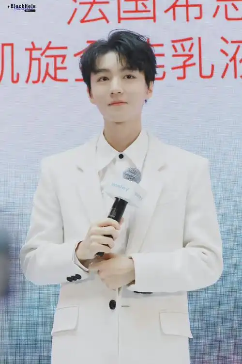 王俊凯纯白大衣造型