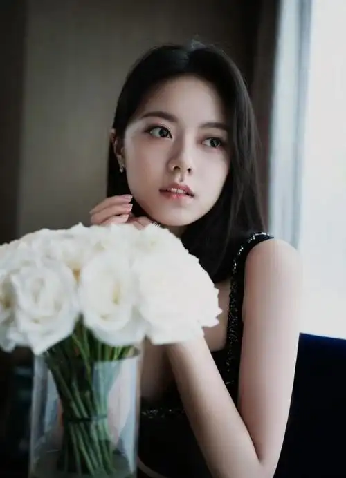 工作室晒赵今麦黑色吊带配裤装新造型:一起走进夏日派对