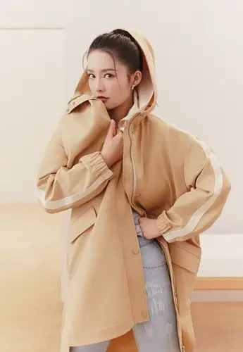 演员李沁出任女装品牌seifini诗凡黎形象代言人,2019早秋大片回归本我