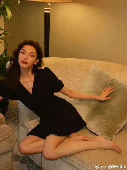 钟楚曦港风氛围感##钟楚曦用水果挡住了樱桃小嘴