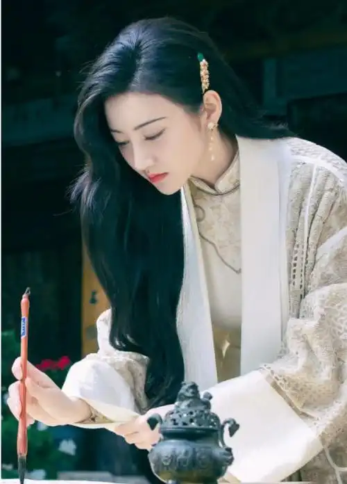 开播啦,景甜最新剧集《灼灼风流》于2023年8月19日在腾讯视频独播,续