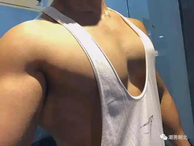 爆有胸肌才够味在家狠虐出一对胸大肌