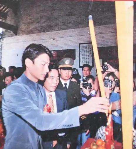 刘德华欧阳娜娜林峰等明星们回乡祭祖现场大盘点你认为谁最接地气