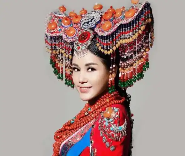 央吉玛是中国知名的女歌手,演员.