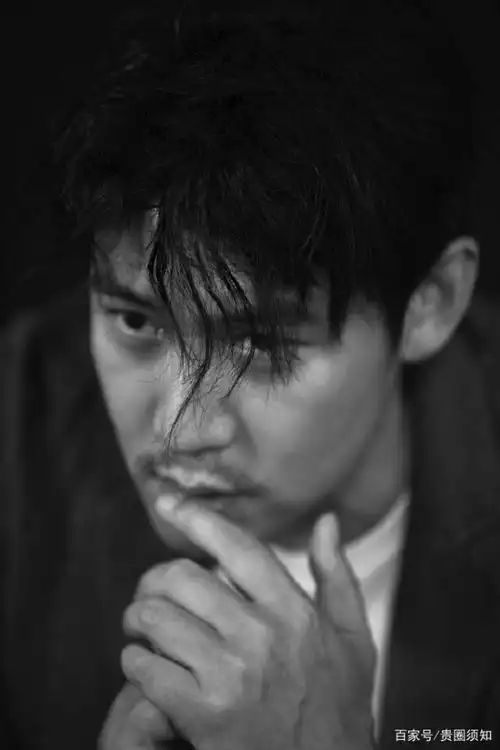 陆毅新剧造型变大叔,留着胡渣脸上的沧桑感超man