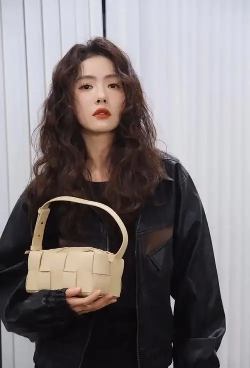 蔡文静的一组美照曝光,她身穿黑色皮衣酷飒有型,羊毛卷发型吸睛 - 抖