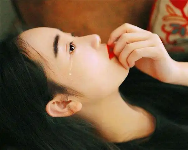 女孩伤心流泪的唯美图片