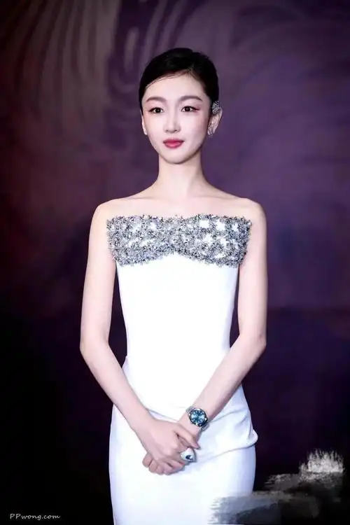 周冬雨金鸡奖晚宴白色抹胸裙展现全新女人味31岁美得很高级