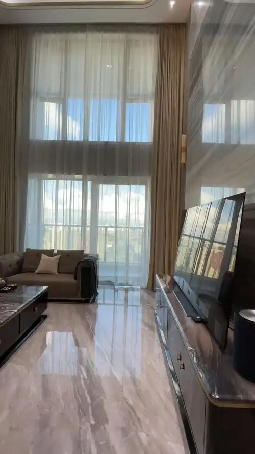 顶层复式#现代轻奢顶层复式,6米的中空挑高,其实这样装也蛮好看的!