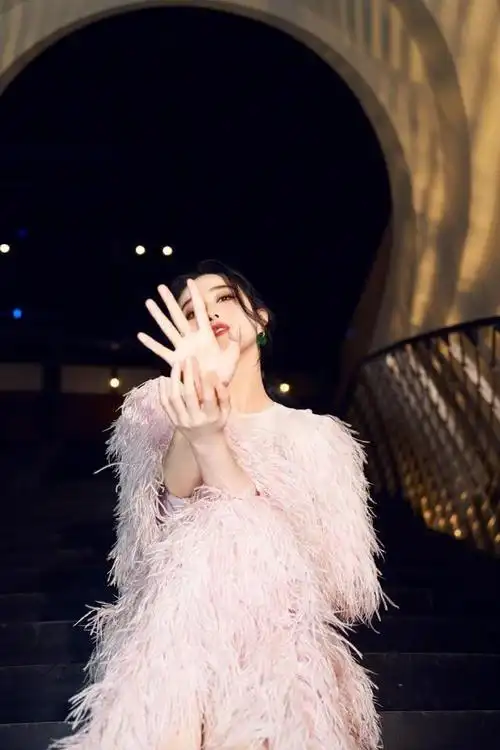 范冰冰久违再露面穿粉色羽毛裙美若天仙40岁状态仍在巅峰