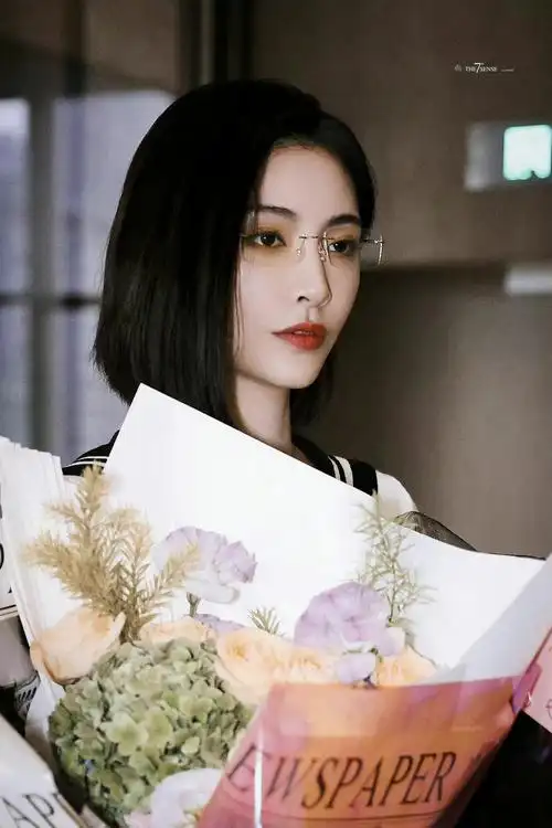 许佳琪勿扰飞升番外篇杀青路透金丝眼镜77短发造型