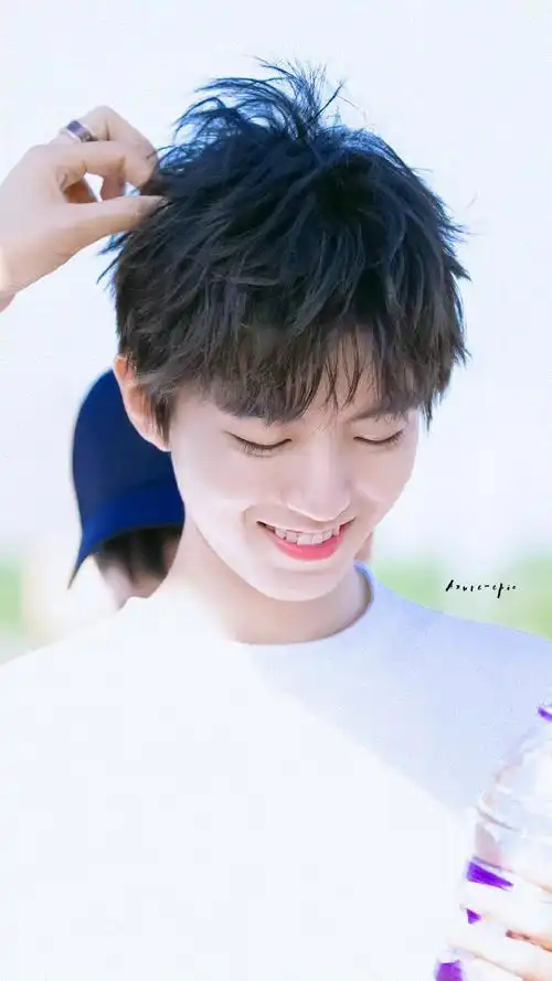 这个害羞的笑容我好爱@tfboys