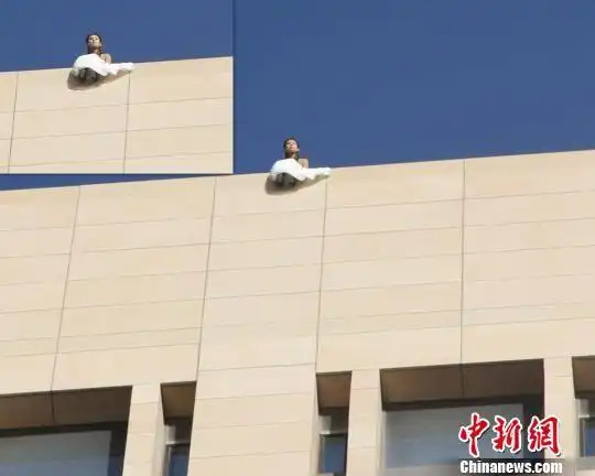 前男友将与他人结婚女子穿婚纱欲从15楼跳下