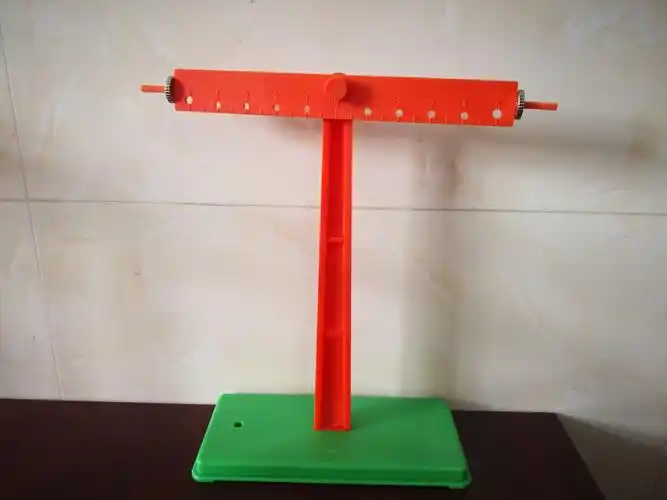 杠杆尺特写:两头有螺母可以调节平衡哦