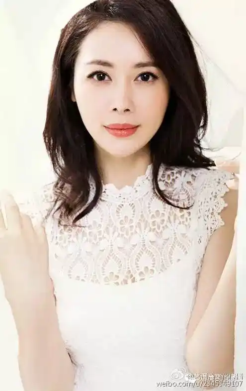 邓英春日写真优雅迷人