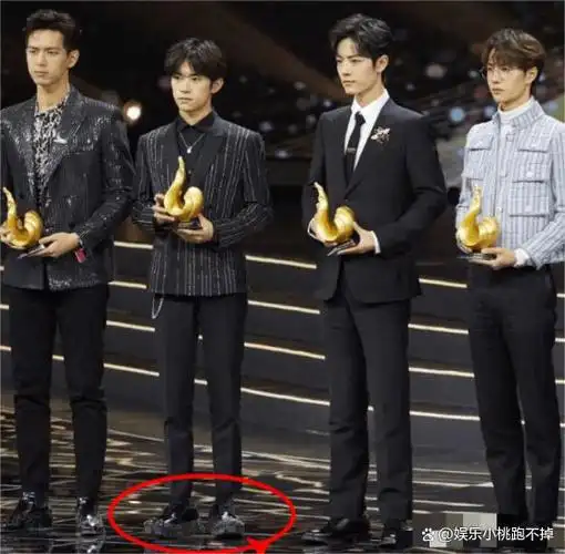 他和183的肖战看起来的身高相差似乎也不止5厘米.