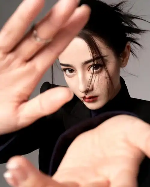 迪丽热巴最新时尚大片,毽子头红唇酷飒十足,气场全开没人顶得住