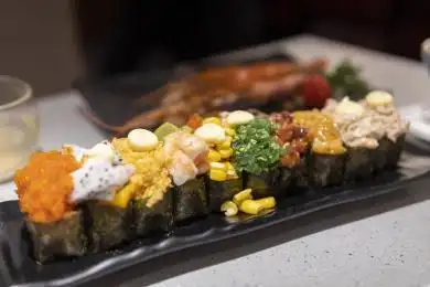 餐桌上美味的日本料理军舰寿司拼盘