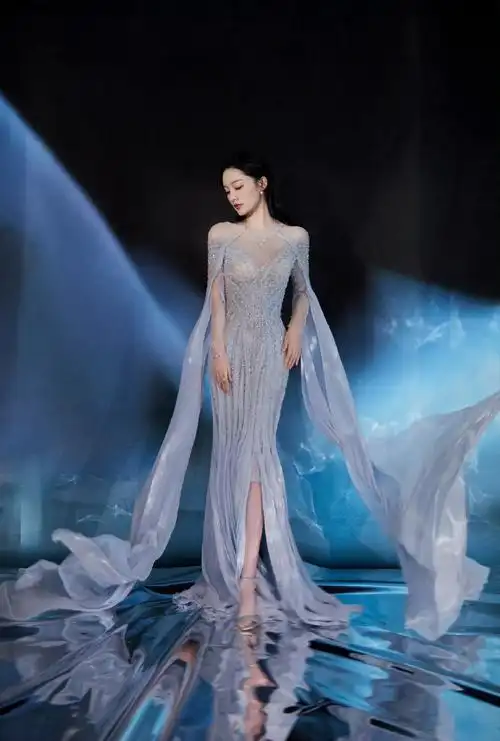 李沁gq好像来自深海的公主##李沁盛典水镜粼光大片