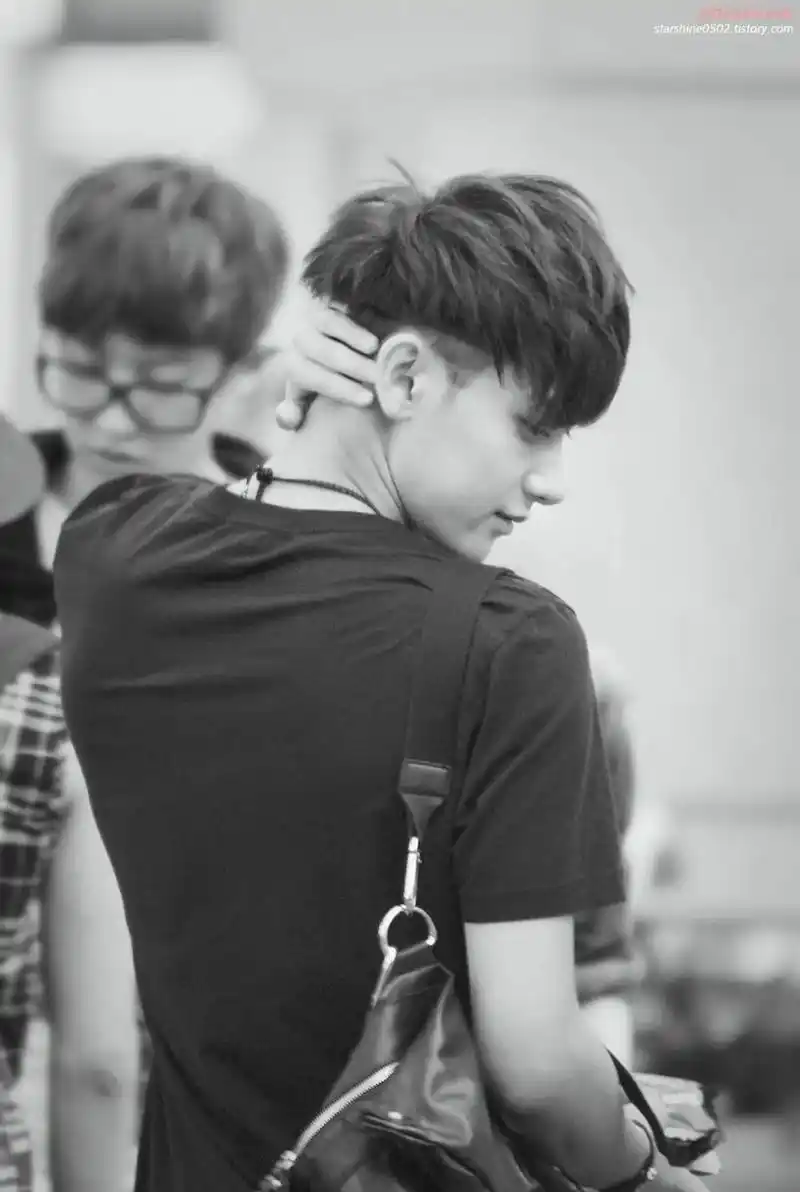 黄子韬痞帅照片.这还拿不下你  要怪就怪#黄子韬 太帅了#压 - 抖音