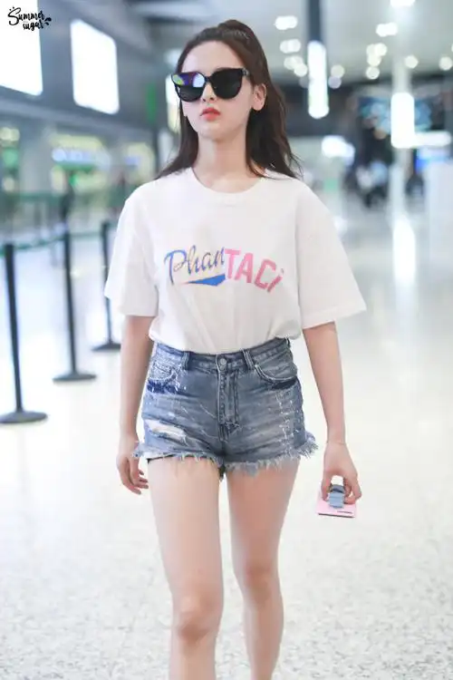 杨超越身穿白色字母t恤搭配浅蓝色牛仔短裤,露出纤细的腿.