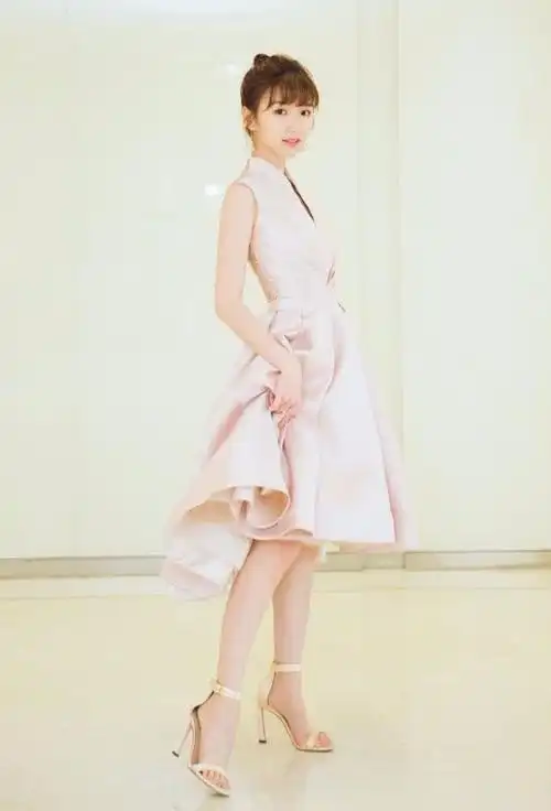 毛晓彤真可爱,竟背个"吐司"当包包,上面是还粘着一块奶油吗?