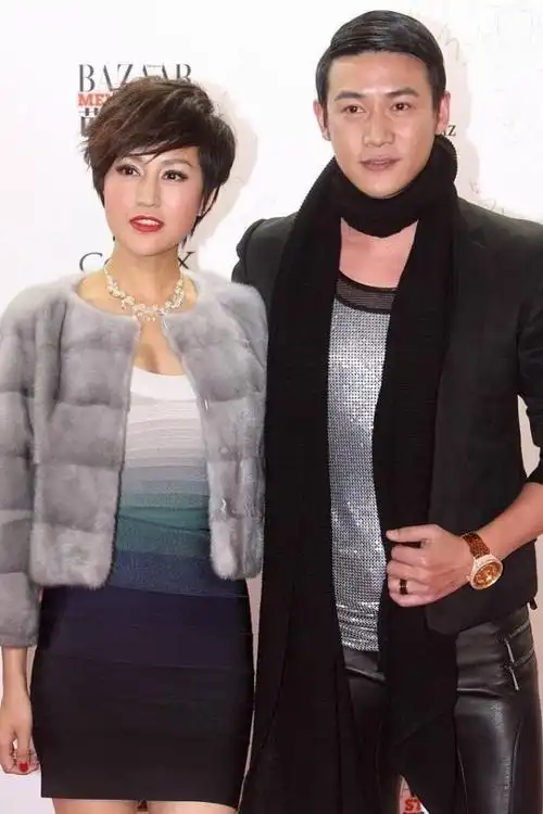 陆毅带老婆亮相活动,油头配皮裤变中年油腻男,鲍蕾倒挺有贵妇范|紧身