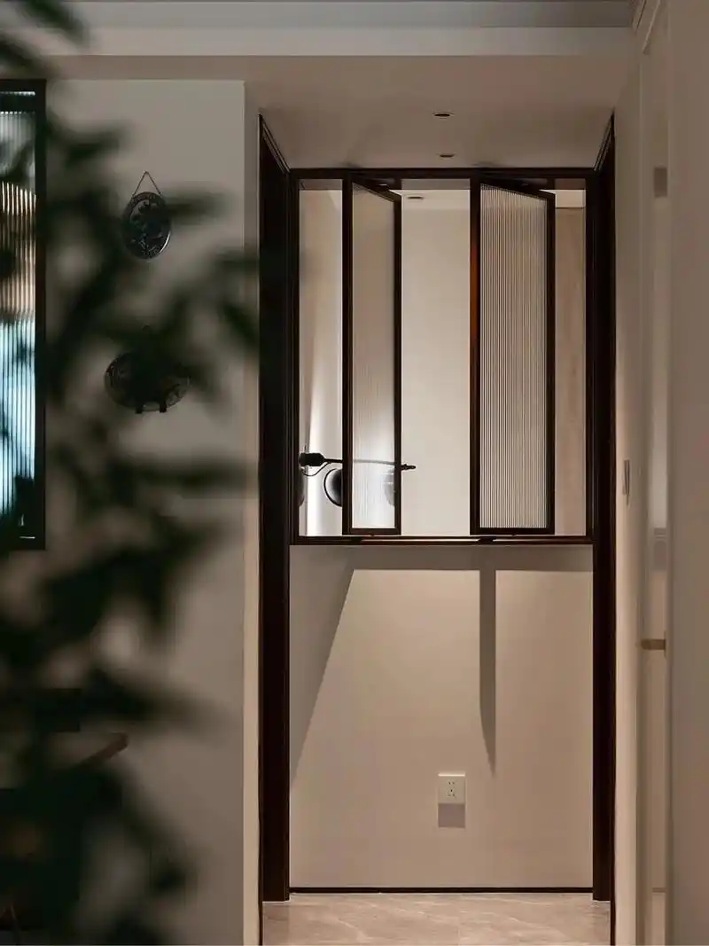 会旋转的室内玻璃木窗中古风木色推荐