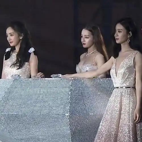 杨幂赵丽颖罕见同框比美,隔空对视眼神犀利,网友脑补年度大戏