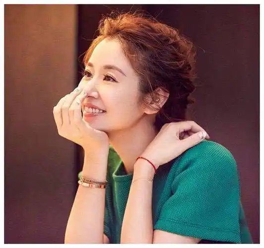 原创林心如剪了短发好有气质一身白色西装裙出席活动知性优雅