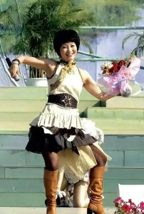 斯琴格日乐连登上春晚4次却遭恩师欺骗星途尽毁无人敢娶