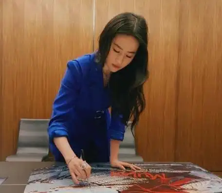 刘亦菲太有范儿!一席蓝色西装,凌厉十足