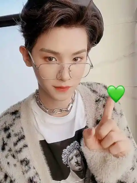 快来查收黄明昊的花式比心