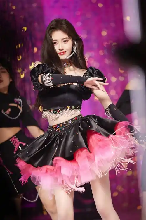 最近她一直在剧组拍戏,很少参加一些活动什么的,但是鞠婧祎也被邀请去