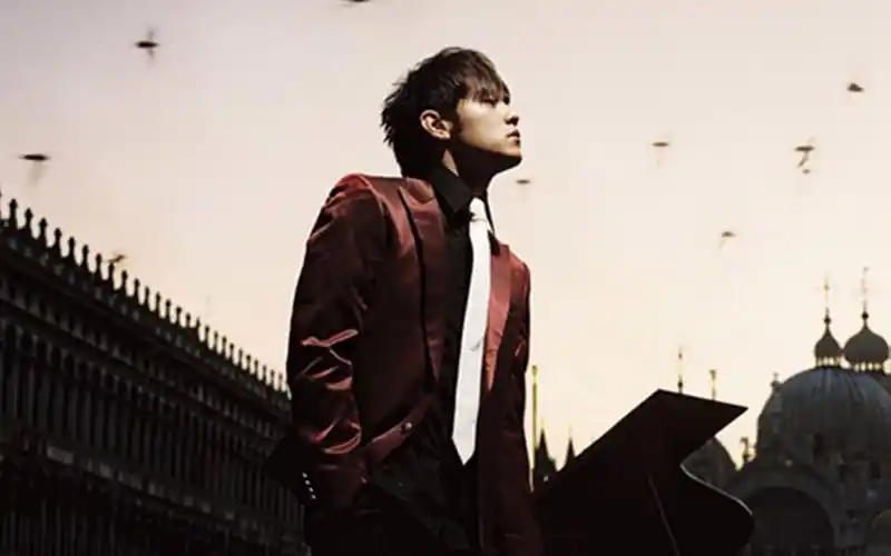 2006星光大典杰伦媒体群访视频太爱这个白毛毛领的夹克了啊