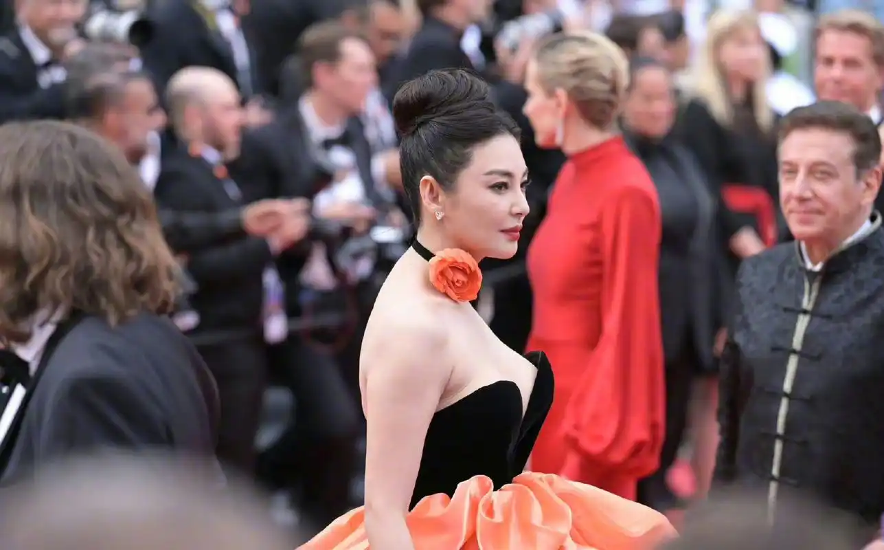 戛纳红毯#张雨绮戛纳红毯造型,图一和图二是现场生图,图三是工作食鲻