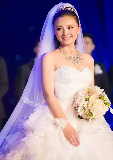 孙茜重获婚礼视频照片,当年的"槿汐姑姑"现如今已经是一家三口