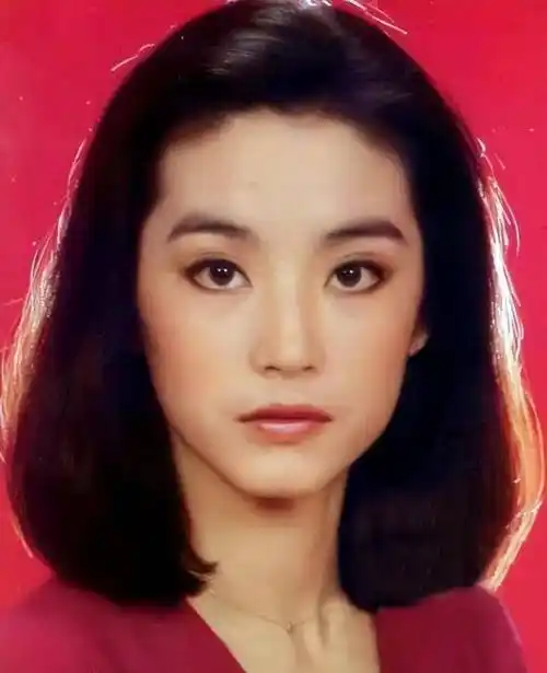 林青霞与红色蛋糕合照,非常喜庆_时尚_美女_仪态