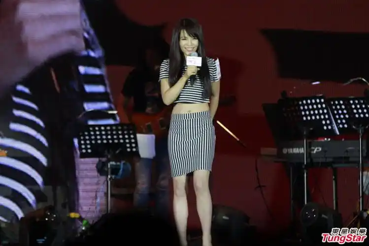 组图:《好声音》香港开唱 赵露走光露底_高清图集_新浪网