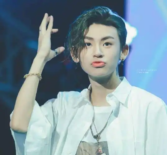 小鬼王琳凯粉黑发色