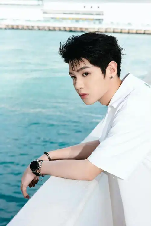 黄明昊justin今晚出席lv香港大秀的造型图集