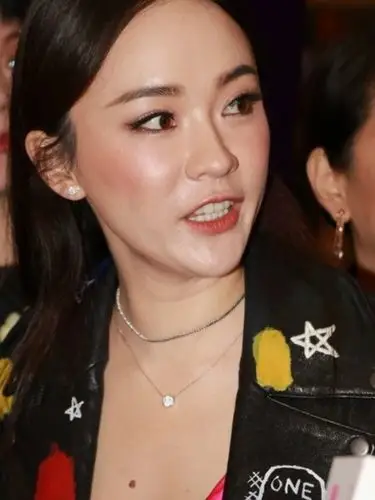 霍思燕脸垮了脸僵