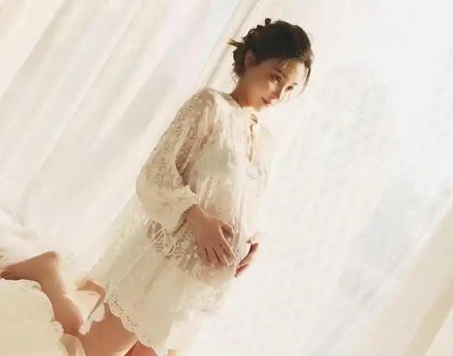 雪梨虽然已经怀孕,而且看样子也很快就要生了,但是除了孕肚之外,身形