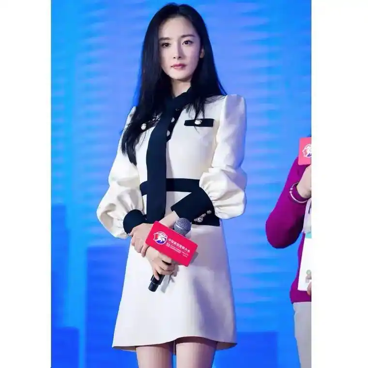 杨幂明星同款2021年秋冬白色小香风修身连衣裙灯笼袖甜美气质 - 抖音