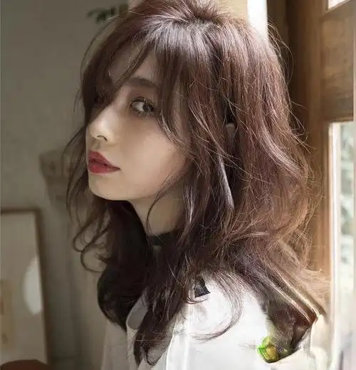 【图】中长发怎么烫好看 2021年流行烫发预测_时尚发型_发藏网