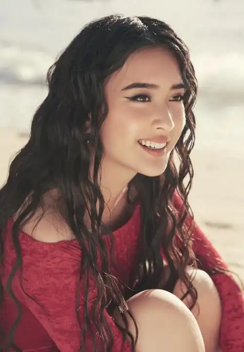 10位00后小花,争奇斗艳各显神通,谁能成为国民妹妹?