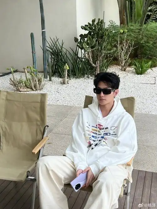 荣耀100系列全球代言人杨洋#吃吃走走停停的旅行街拍惊喜掉落~大烁珑