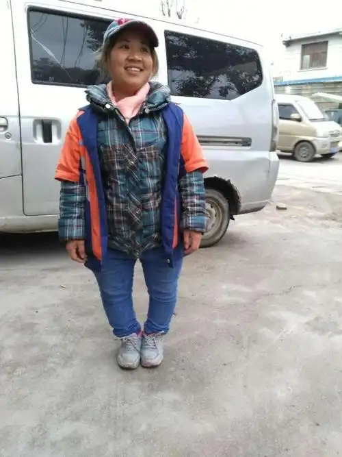 身残志坚:环卫工夫妻身高不足一米四