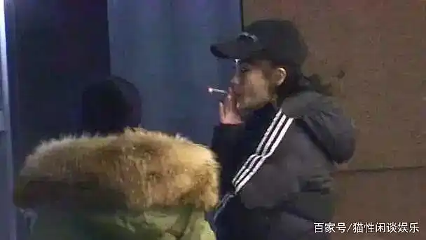 杨颖手指受伤仍不忘吸烟,抽烟姿势娴熟,才30岁的她烟龄已有11年