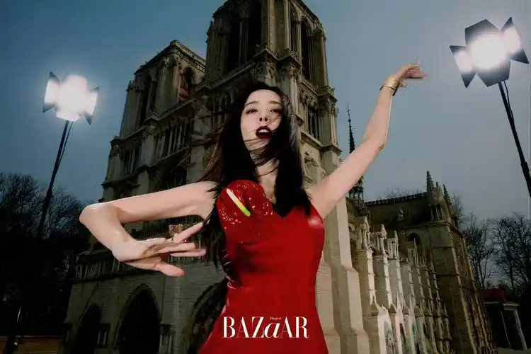 古力娜扎登上《时尚芭莎》封面,红唇长裙气场全开,宛如女王降临_大片